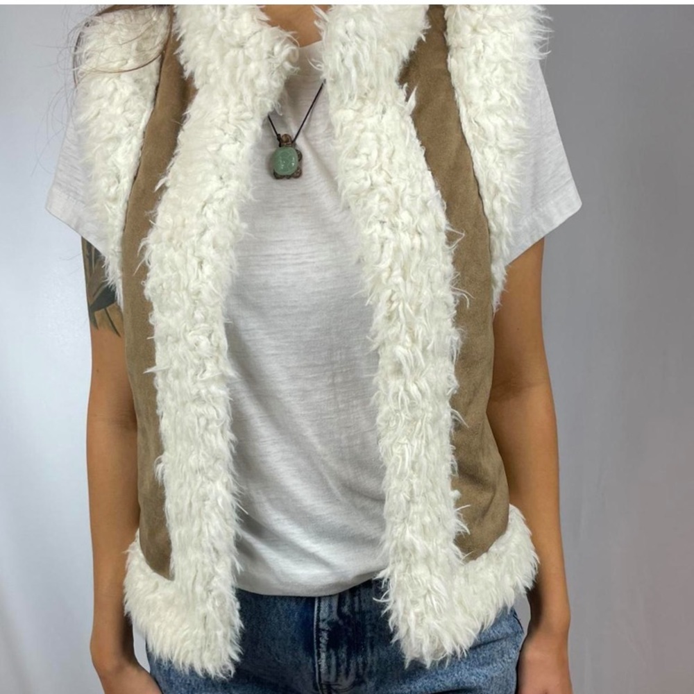 Old Navy Women's Fur trim vest size Medium - Picture 2 of 8